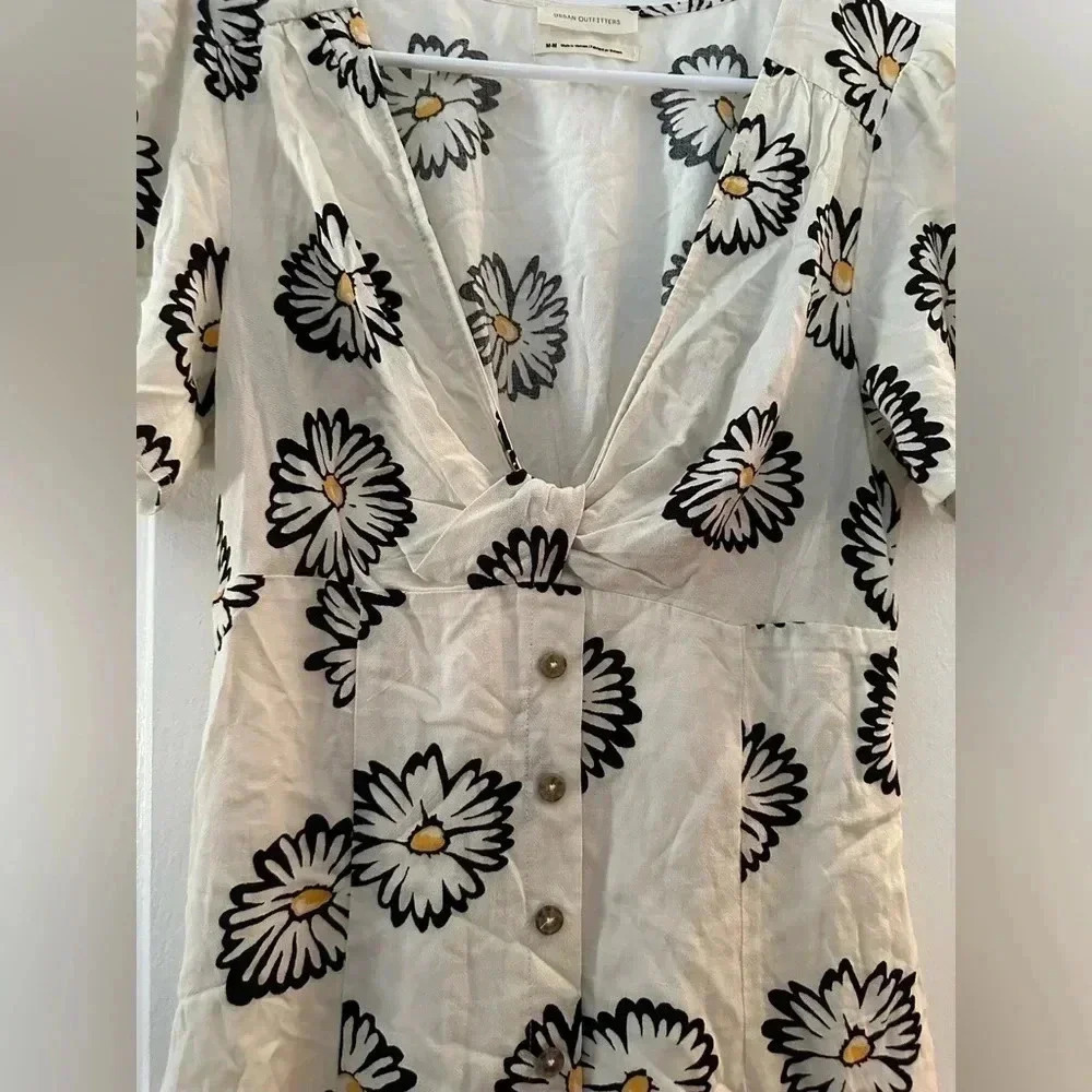 Urban Outfitters Bettie Twist-Front Mini Dress in floral print - Picture 4 of 8